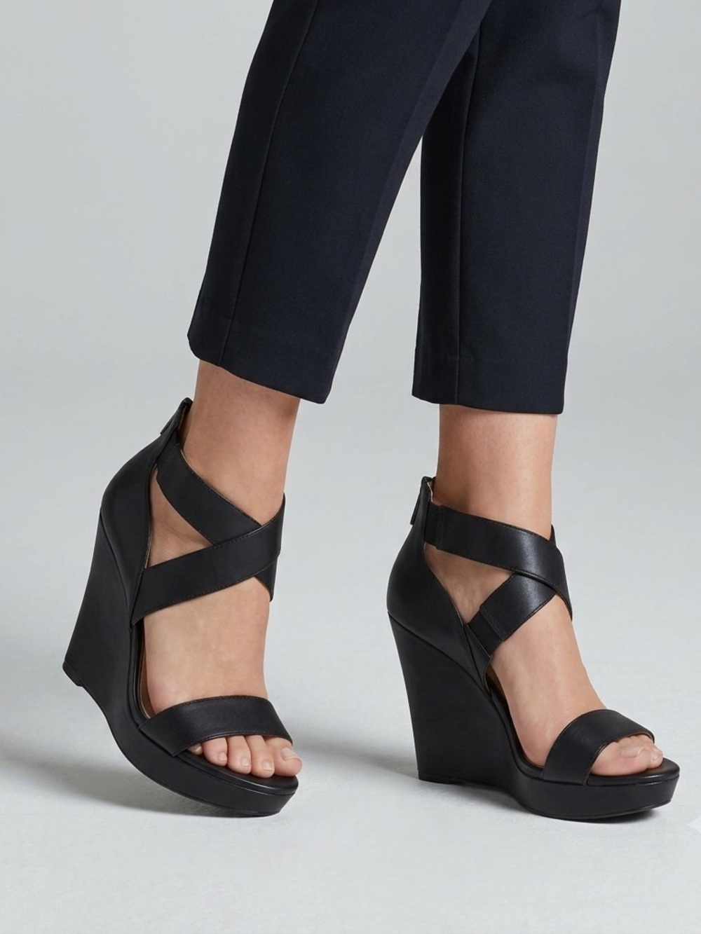 Jessica Simpson Jinxxi Wedge Sandals, strappy upper design, high wedge heel sz 6